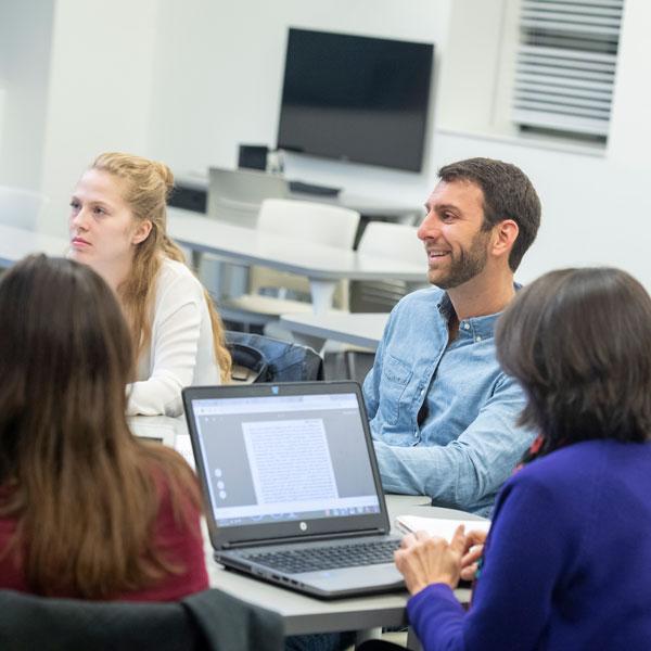 Agnes Scott male 和 female graduate students in class.